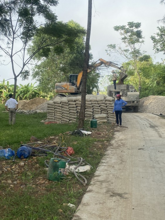 Xã Diễn Phúc tiến hành thi công các con đường từ sự hỗ trợ xi măng của chương trình Quốc gia xây dựng nông thôn mới.